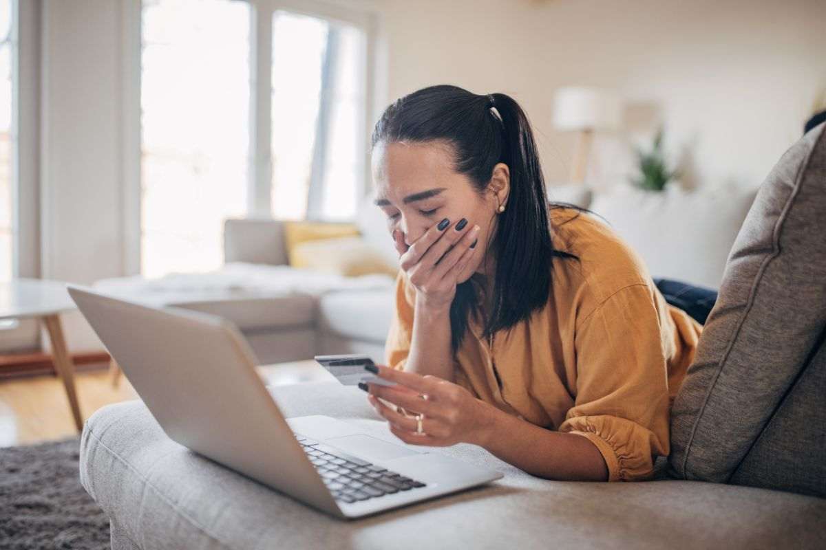 Ragazza che sbadiglia al pc