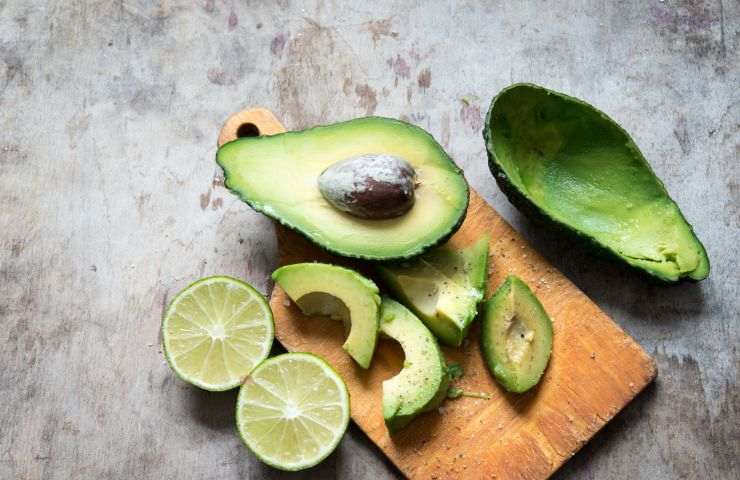 Avocado aperto e tagliato a pezzi