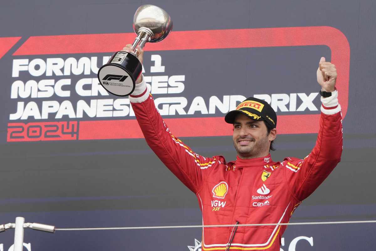 Carlos Sainz esulta