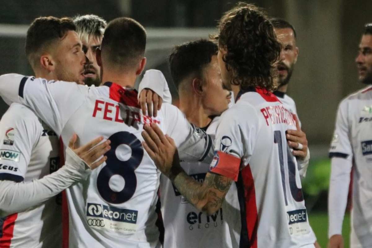 Crotone giocatori aggrediti cos'è successo