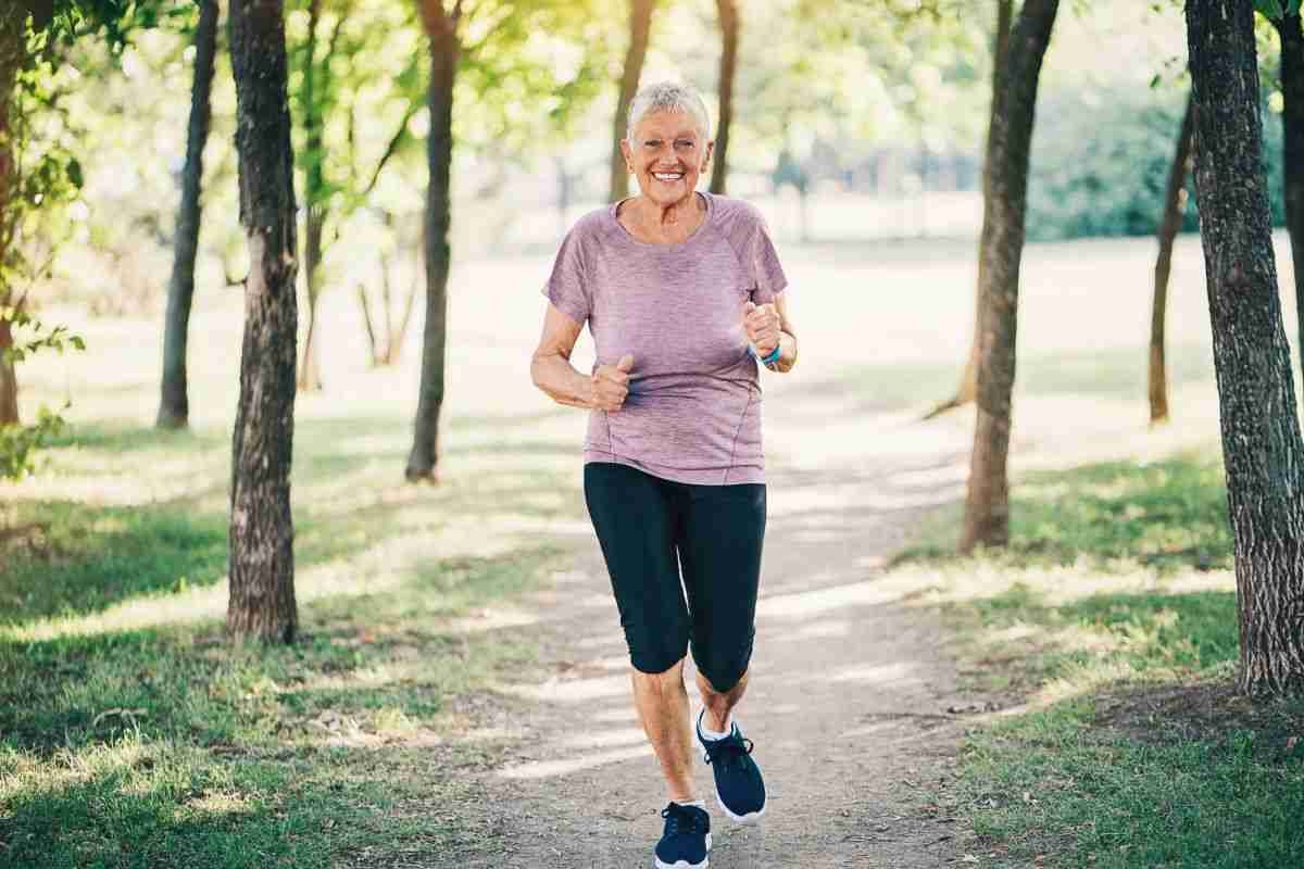 Donna corre al parco