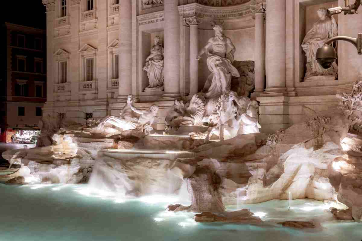 Dove vanno a finire le tantissime monetine gettate dai turisti nella Fontana di Trevi?