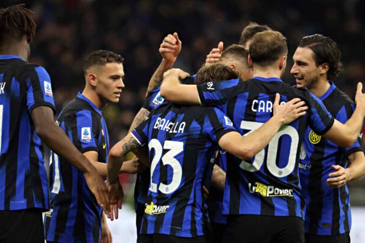 I giocatori dell'Inter festeggiano in campo