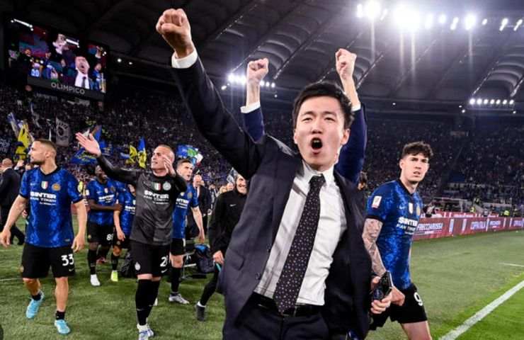 Il Presidente Zhang festeggia con la squadra