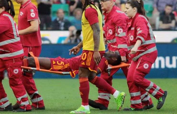 Il calciatore N'Dicka scortato fuori dal campo