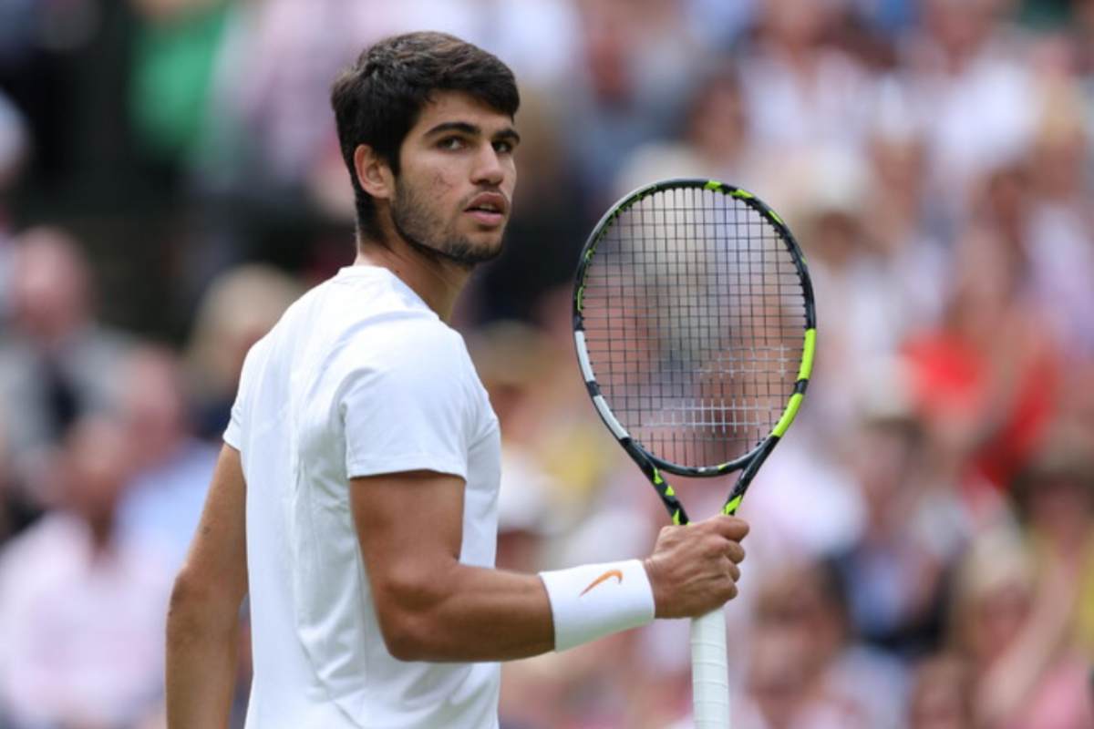 Il tennista Alcaraz in campo