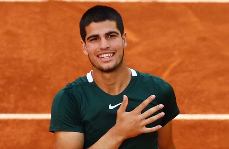 Il tennista Carlos Alcazar sorridente dopo una partita