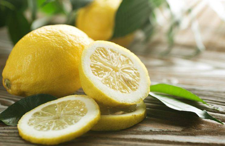 Limone fresco tagliato a fette