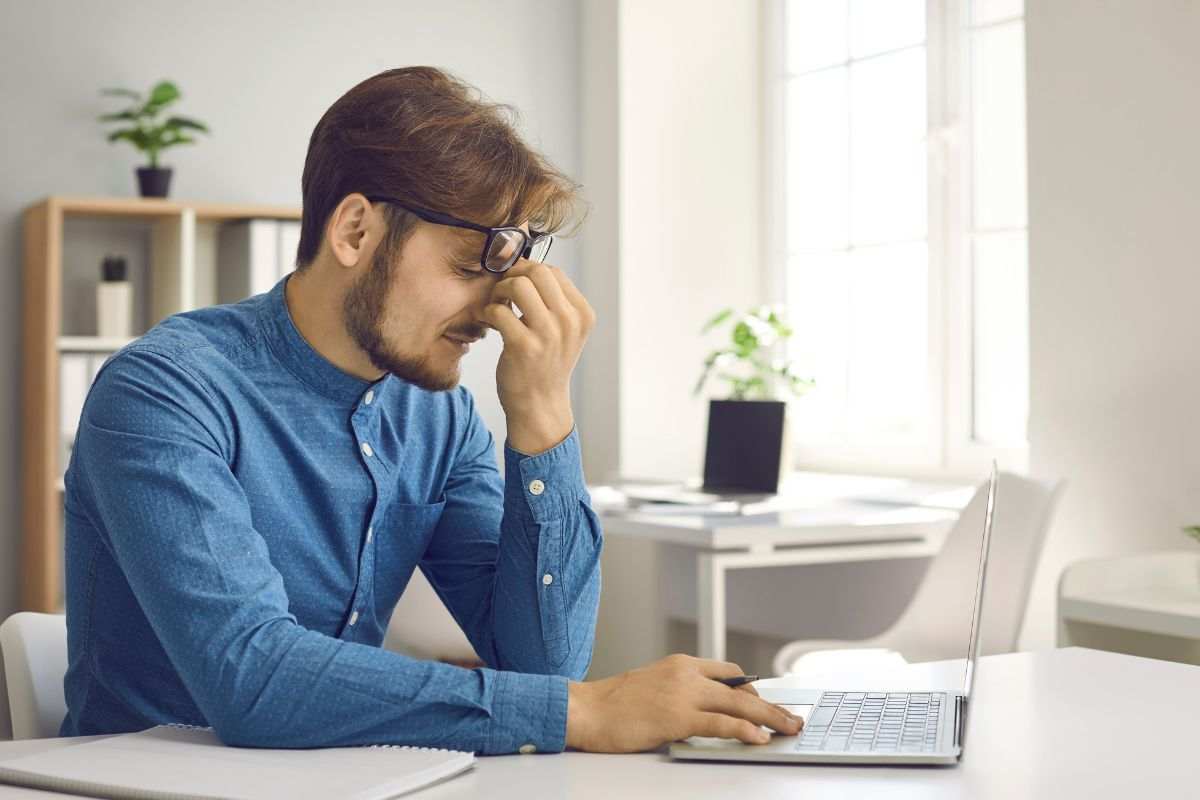 Ragazzo stressato lavora al pc