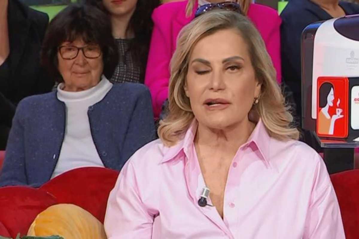 Simona Ventura spiega come è stata colpita da paresi facciale, come sta adesso