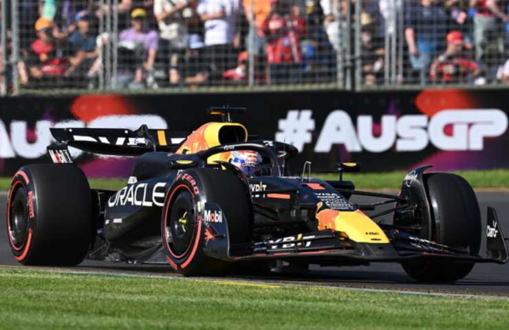 Verstappen in pista con la sua Red Bull