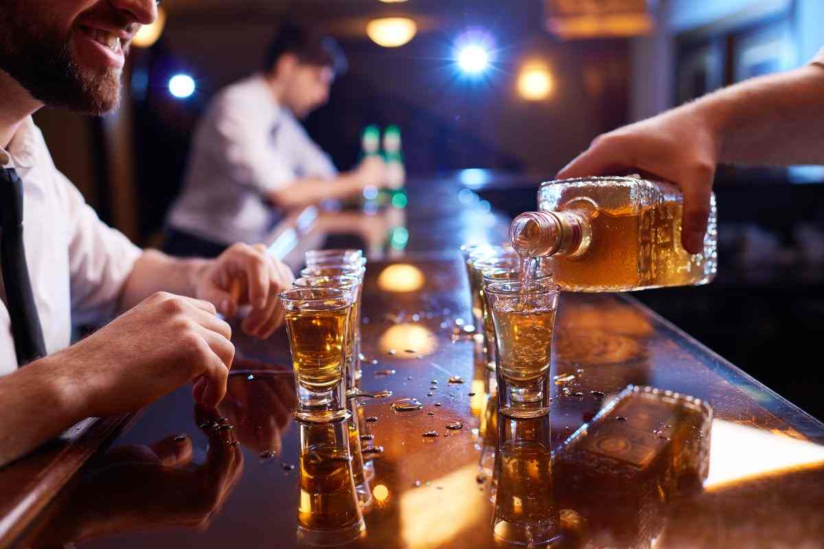 Bere alcool al bancone del bar