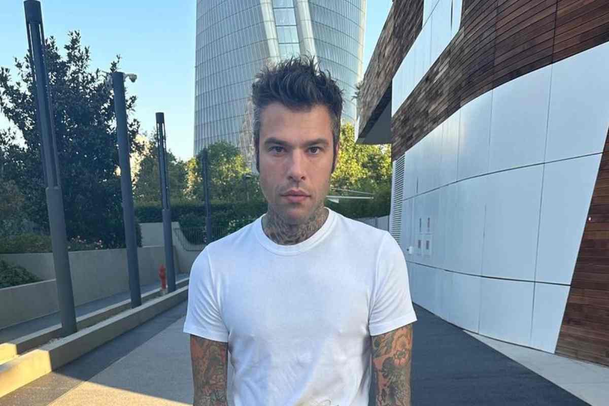 Fedez in posa