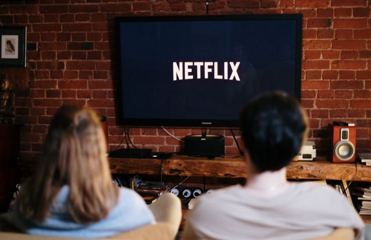 Coppia guarda insieme programmi Netflix