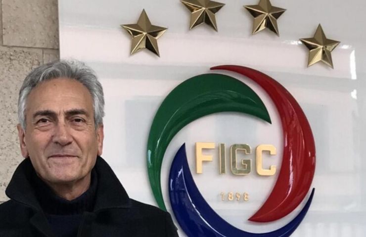 Gravina davanti alla sede della FIGC