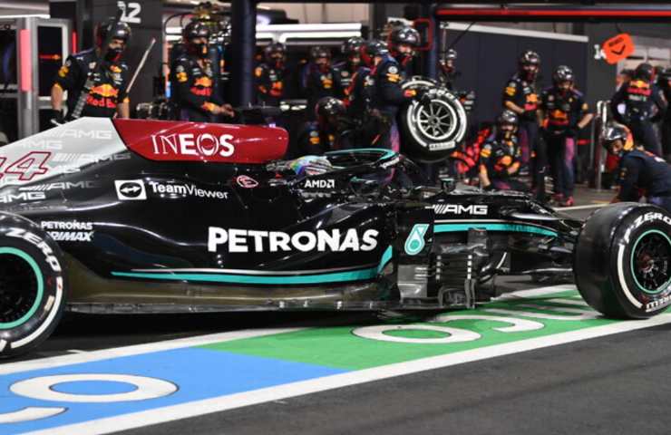 La Mercedes di Hamilton ai box