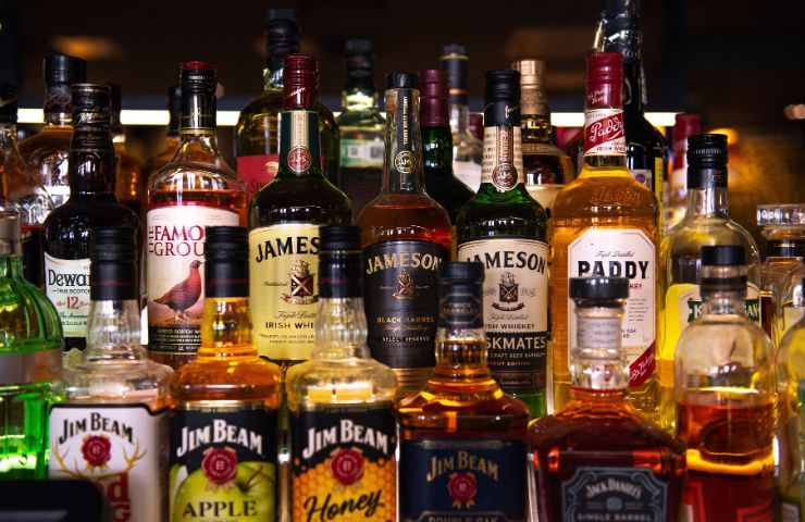 Rum e whiskey sullo scaffale del bar